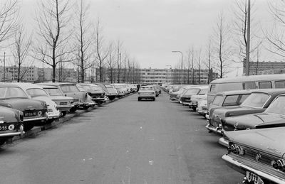 127439 Afbeelding van in verband met de Voorjaarbeurs in de Grebbeberglaan te Utrecht geparkeerde auto's.